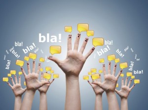 grupo de manos con bocadillos de la conversación